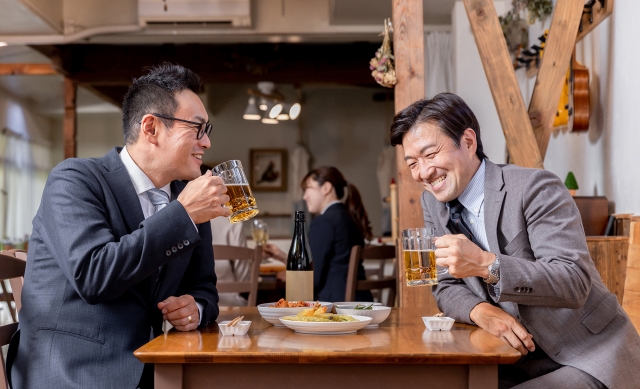 お酒を飲む