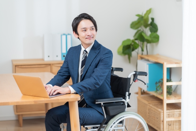 車いすの男性