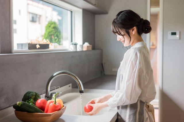 料理をする女性