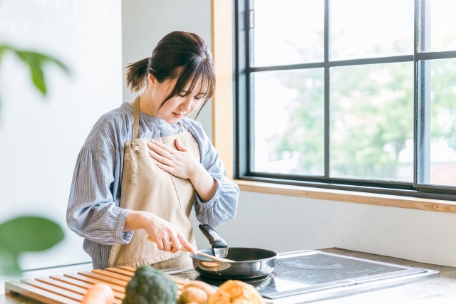 料理中に体調不良になる女性（心臓・肺）