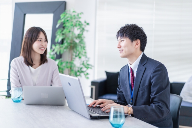 オフィスで楽しく話す男女