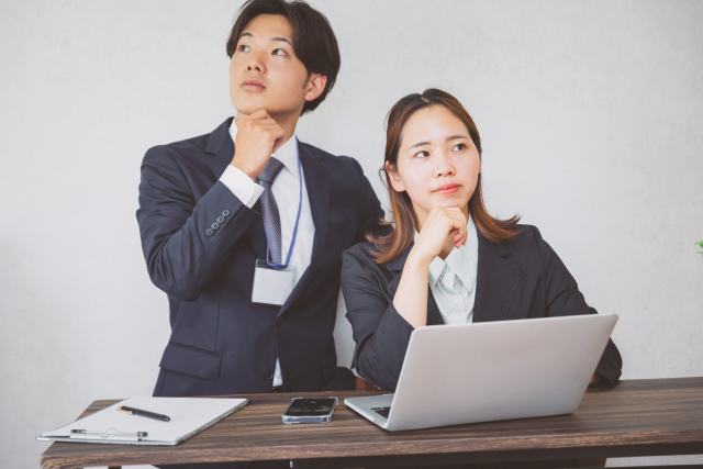 悩む男女のビジネスマン　Business