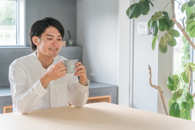 家でコーヒー・お茶・白湯・紅茶を飲む男性