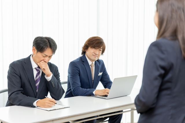 面接する上司・採用担当の男性（考える）