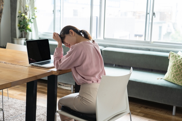 悩む女性のイメージ