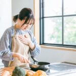 料理中に体調不良になる女性（心臓・肺）