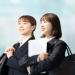 2人の就活生・新入社員の若い女性