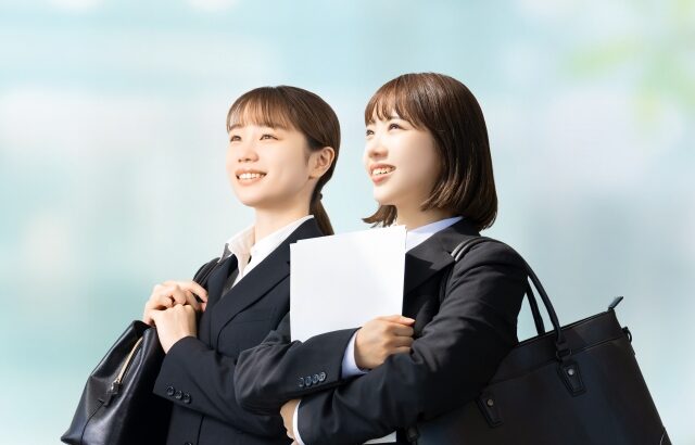 2人の就活生・新入社員の若い女性