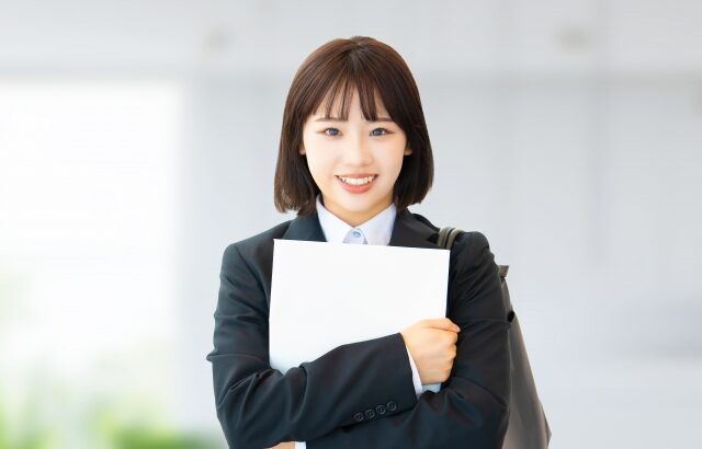 就活生・新入社員の若い女性